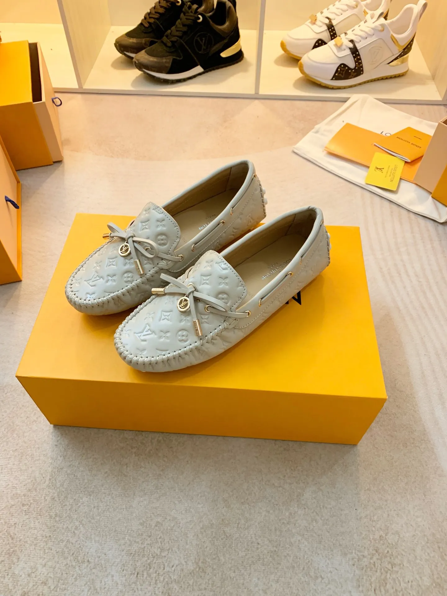 p460💰Couple model❤️🇫🇷 𝙇𝙤𝙪𝙞𝙨 𝙑𝙪𝙞𝙩𝙩𝙤𝙣 🇫🇷Louis Vuitton 2023 Classic𝓛𝓿 𝓣𝓻𝓪𝓲𝓷𝓮𝓻 Sports Series ➪➪➪¯ [Arizona Doudou Shoes Series] ▪️▪️▪️Arizona slip-on shoes are made of Monogram Eclipse canvas. Its hand-painted and dyed edges and hand-sewn uppers fully demonstrate Louis Vuitton's traditional shoemaking craftsmanship. This slip-on shoe is very lightweight. The integrated tongue and upper make it particularly comfortable and flexible. The soft outsole is equipped with rubber padding. Decorated with matching sash. Detailed features: ☑️Monogram Eclipse canvas ☑️Black Eclipse pattern ☑️Hand-painted shoe edges ☑️Hand-sewn uppers (each pair takes time to process) ☑️Integrated tongue and upper construction ☑️Outsole equipped with rubber lining ☑️size: 35_46